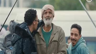 محمد رمضان يدخل الفرح على قلب جامع قمامة ويهديه 100 ألف جنيه 