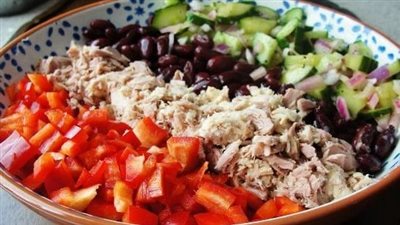 سحور 8 رمضان.. سلطة تونة بالفاصوليا الحمراء والذرة لوجبة شهية وخفيفة