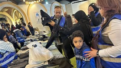 النجم تامر عاشور يشارك مع التحالف الوطنى فى توزيع ملابس العيد