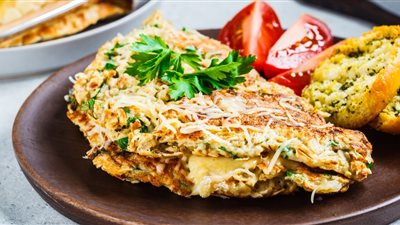 منيو سحور 10 رمضان.. عجة البيض بالشوفان والبقدونس لوجبة مغذية وخفيفة