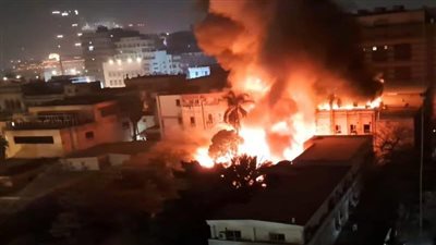 الدفع بـ12 سيارة إطفاء للسيطرة على حريق هائل بمعامل وزارة الصحة