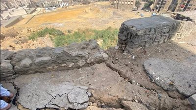 احتمالية السقوط في أى وقت.. إخلاء بلوكات الحرفيين بالقاهرة بسبب هبوط أرضى