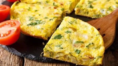 سحور 22 رمضان.. حضري عجة بالخضرة والبصل بطريقة سهلة