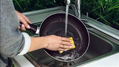 مخاطر خفية في أواني الطبخ غير اللاصقة.. نصائح ضرورية لحماية صحتك