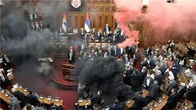 شاهد خناقة بين نواب البرلمان الصربى بالقنابل داخل القاعة.. فيديو