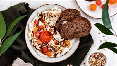 سحور صحي 25 رمضان.. وجبة اللبنة المثالية مع خبز أسمر وطماطم شهية