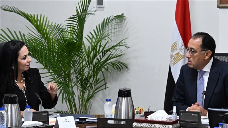رئيس الوزراء ووزيرة