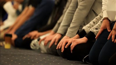 هل يجوز تأخير الصلاة بسبب الانشغال في أعمال ضرورية؟