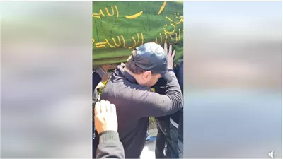 لم يترك نعشها.. بكاء وانهيار نضال الشافعي أثناء جنازة زوجته