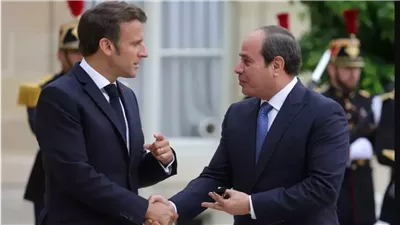 في زيارة رسمية.. ماكرون يصل مصر للقاء الرئيس السيسي