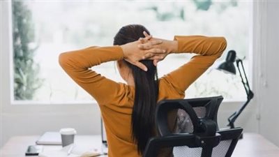 كيفية حماية عمودك الفقري أثناء العمل الطويل بطرق بسيطة وفعّالة