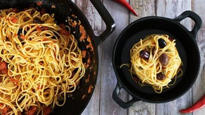 أخطاء شائعة عند استخدام المقلاة الزهر.. تجنبيها لتحافظي على مطبخك