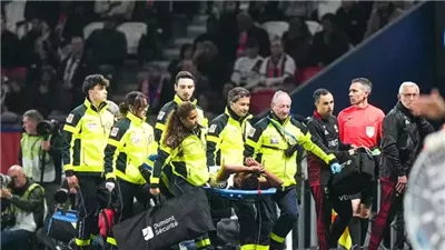 محمد عبد المنعم يغادر ملعب«نيس» باكيا بعد إصابته بتمزق في الرباط الصليبي