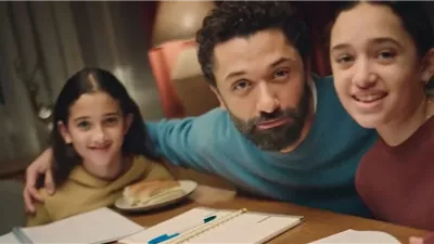 كريم محمود عبد العزيز وابنتاه في إعلان بنك ABC وعلاقته بدينا الشربيني