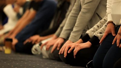 شاهد نجاسة على ثوبه بعد الصلاة.. هل تلزمه الإعادة؟.. الإفتاء توضح الحكم 