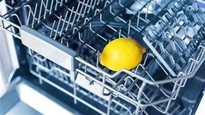 لماذا يُنصح بوضع نصف ليمونة في غسالة الأطباق؟ اكتشفي السبب