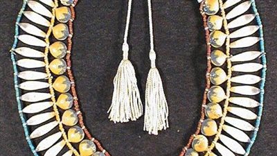 قلادة تعود إلى « توت عنخ آمون» بمتحف بروكسل في بلجيكا