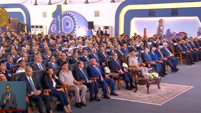 الرئيس السيسي يشاهد فيلما تسجيليا بعنوان«أياد كريمة»خلال احتفالية عيد العمال في السويس