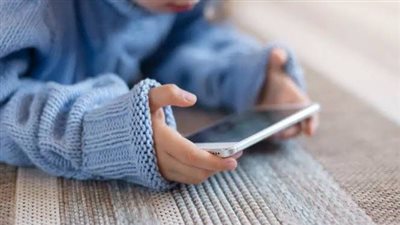 احذر هذه الإشارات.. كيف يؤثر الإفراط في استخدام الهاتف على سلوك طفلك؟