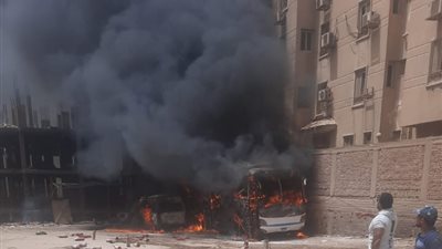 الحماية المدنية تقاوم النيران.. اندلاع حريق هائل داخل «جراج سيارات» بالجيزة