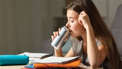 كارثة صحية صامتة.. الإفراط في مشروبات الطاقة يفتح الباب لمرض قاتل