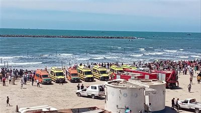 سقوط مفاجئ لطائرة في شاطئ 63 برأس البر.. والمصيفون يفرون في رعب