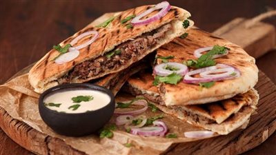 أسهل طريقة لتحضير «عرايس اللحمة المفرومة» بطعم شهي ومقرمش