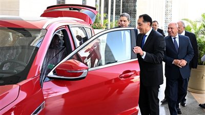 مدبولي.. توطين صناعة السيارات الكهربائية أولوية.. ومصنع جديد بـ123 مليون دولار
