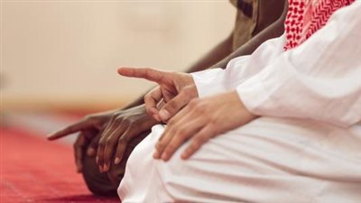 ما حكم من قرأ التشهد كاملًا في الركعة الثانية بالخطأ؟.. الإفتاء تجيب 