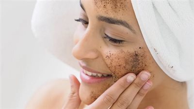 4 مؤشرات تنبهك أن بشرتك تصرخ لـ«التقشير».. احذري الجفاف وتشققات المكياج