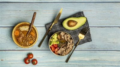 غذاء صحي وشهي.. خطوات عمل سلطة العدس بالتونة والأفوكادو