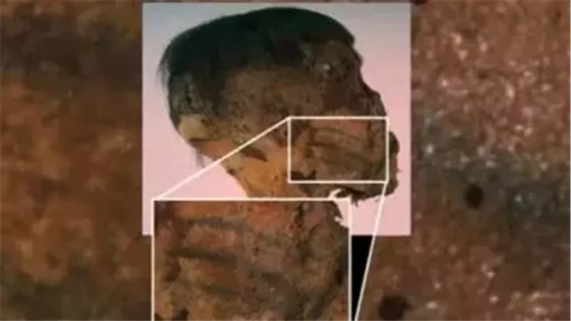 وشم على وجه مومياء