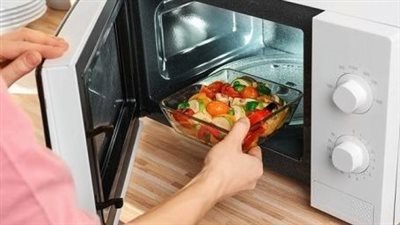 تحذير خطير.. أطعمة تتحول إلى «سم قاتل» داخل الميكروويف 