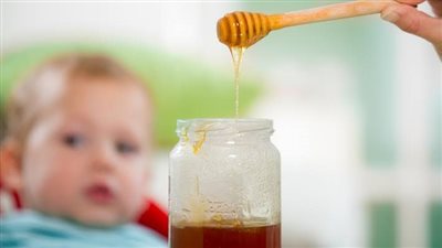 احذر هذا الخطأ الشائع.. لماذا يشكل العسل خطرًا على حياة الرضع؟
