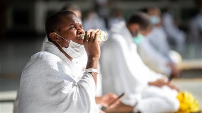 هل يجوز التبرك بماء زمزم؟.. تعرف على فضل شربه ومتى يكون مستحبا؟ 