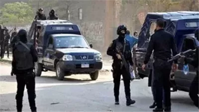 رجال المباحث يفحصون كاميرات المراقبة لكشف ملابسات واقعة غامضة في 6 أكتوبر