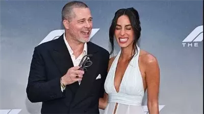 «براد بيت» يظهر برفقة حبيبته الشابة على السجادة الحمراء بالعرض الأول لـ«F1»