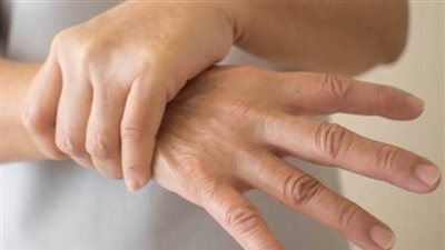 لا تتجاهل رجفة اليد.. ناقوس خطر لنقص فيتامينات أساسية
