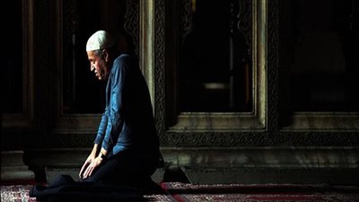 من يعجز عن الجلوس للتشهد.. كيف يصلي؟.. الإفتاء توضح الحكم الشرعي