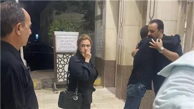 نجوم الفن والإعلام يواسون هشام إسماعيل في عزاء والدته بمسجد الحامدية الشاذلية