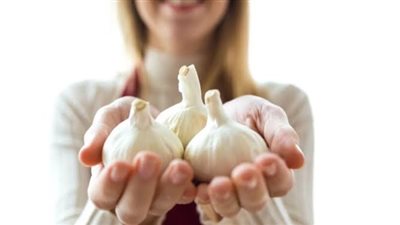 لن تصدق فوائده.. الثوم النيئ يقيك من خطر يهدد الملايين 