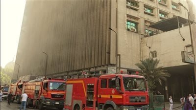 قيادات «المصرية للاتصالات» في موقع حريق سنترال رمسيس لمتابعة الموقف ميدانيا