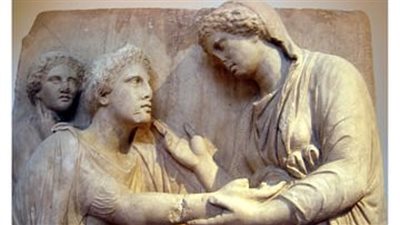 لم تكن للغرام.. كيف استخدم اليونانيون القبلة من الشفاه لتحية الأصدقاء؟