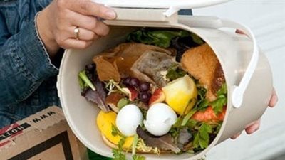 ما حكم إلقاء بقايا الطعام في القمامة؟.. الإفتاء تحسم الجدل 