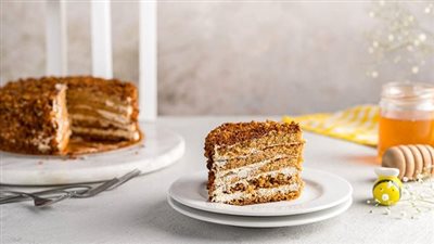 أسهل وصفة كيك بارد بالزبادي والبسكويت.. طعم غني وتحضير سريع 