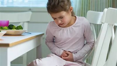 من الحلويات إلى الحالة النفسية.. مفاجآت حول أسباب «عسر الهضم لدى الصغار»