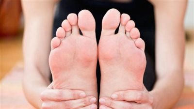 «تشعر بوخز في كعبيك؟».. أسباب مؤلمة قد تكشف أمراضًا خفية