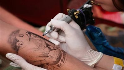 بلاغ عاجل ضد بلوجر «التاتوه» بتهمة نشر محتوى يحرض على الفسق والفجور 