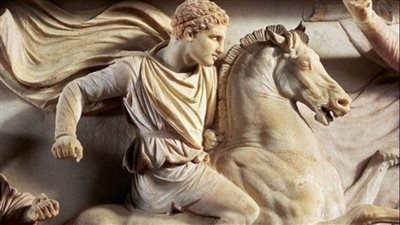 «قبر الإسكندر الأكبر».. هل كسر الإمبراطور الروماني «أنف الفاتح المقدوني» أثناء زيارته؟