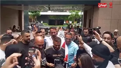 الجمهور اللبناني يحمل تامر حسني على الأكتاف في مشهد احتفالي مهيب